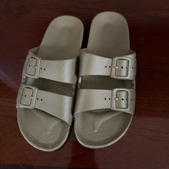 NWOT Freedom Moses Athena Metallic Moses Sandals- Green Size 40/41 - Picture 1 of 3